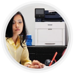 Equipos de oficina Chica trabajando en una oficina con una máquina de Xerox