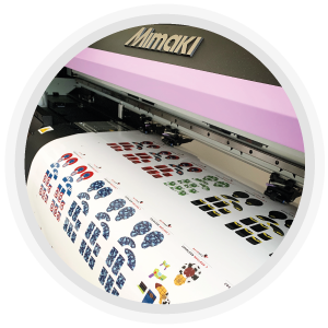 Gran formato Máquina de impresión imprimiendo etiquetas